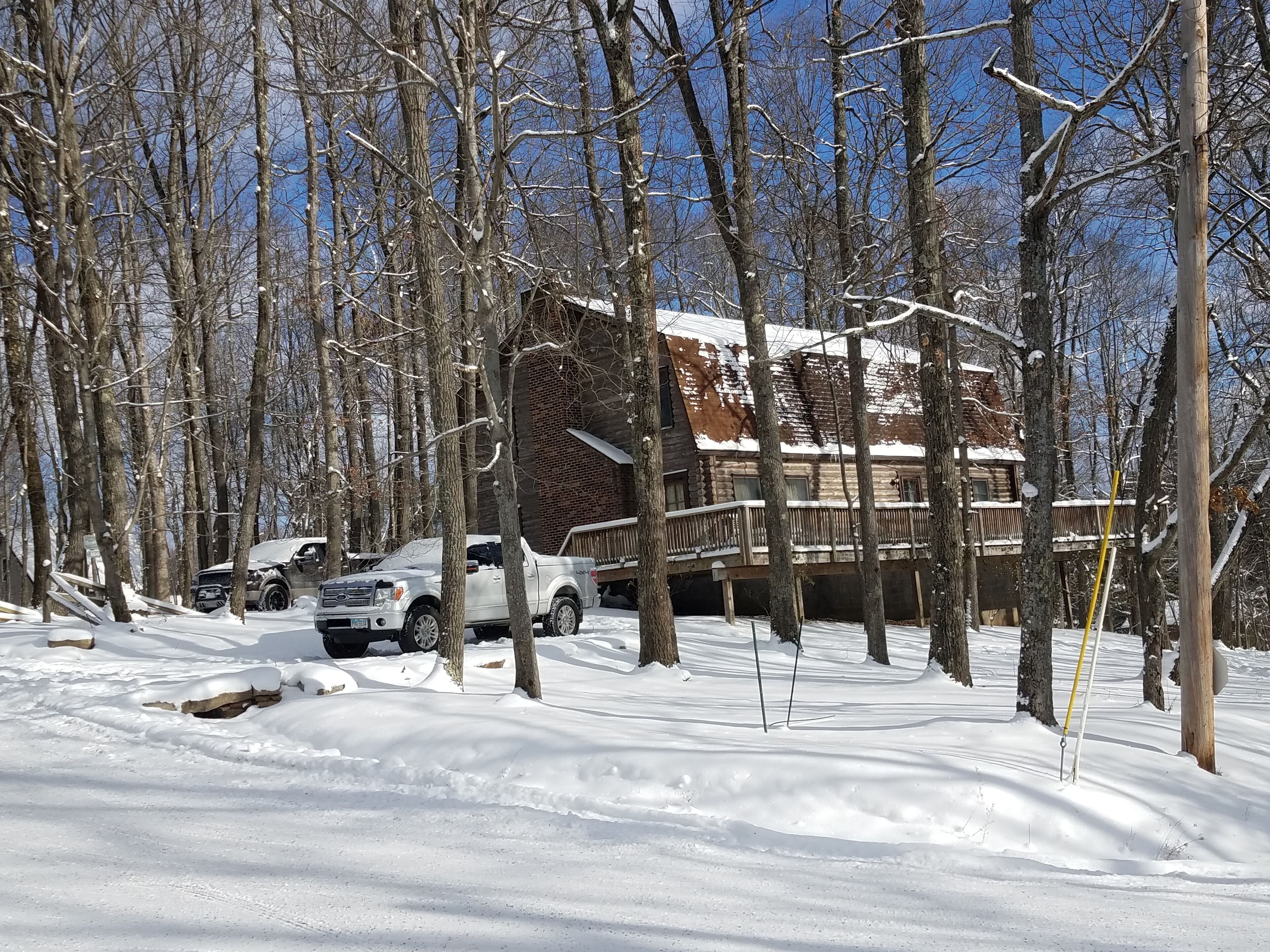 Lake Access Log Cabin perfect for Gatherings. Community Beach. Tot Lot.