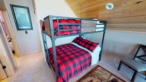 3 habitaciones, tabla de planchar con plancha, wifi y ropa de cama 