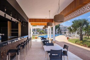 2 restaurants; breakfast, lunch and dinner served 
