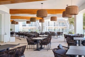 2 restaurants, spécialités Cuisine internationale