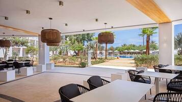 2 nhà hàng, phục vụ bữa sáng, bữa trưa, món ăn mang phong cách quốc tế