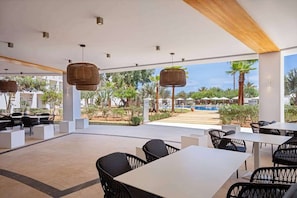 2 restaurants, spécialités Cuisine internationale