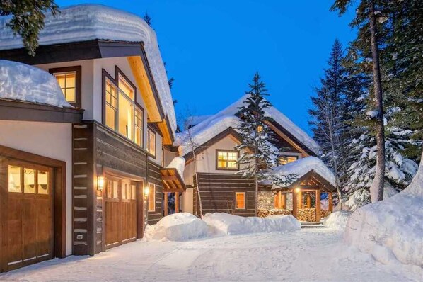 Guests can enter through the main door or one of several windows, accessing the lodge's interior.