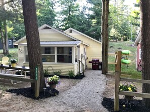 Outdoor dining - Cute Cottage on Arbutus Lake with Washer & Dryer, minutes to Traverse City (Traverse City)
