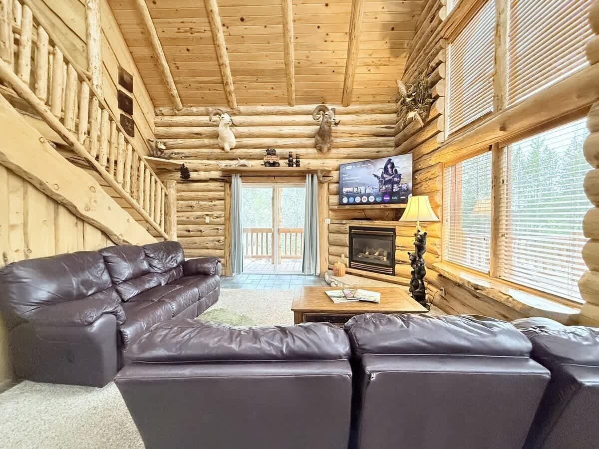 Smart TV, fireplace, DVD player, offices