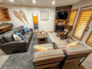 TV connectée, cheminée, lecteur de DVD, baby-foot