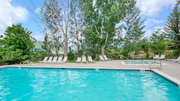 Una piscina al aire libre, una piscina climatizada