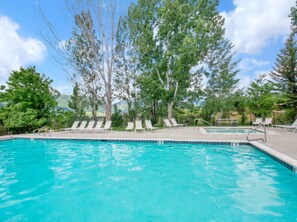 Una piscina al aire libre, una piscina climatizada