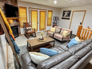 智能电视、壁炉、DVD 播放器、桌上足球