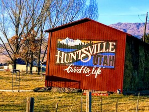 A red building with a sign that reads "Huntsville Utah" and "City for Life". - SUMMER ALERT - Steps to Hot Tub - Family friendly (Eden)