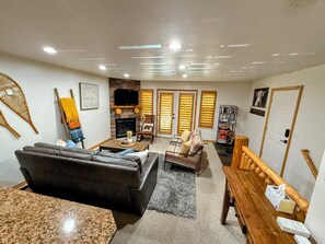 Smart TV, fireplace, DVD player, table football - SUMMER ALERT - Steps to Hot Tub - Family friendly (Eden)