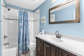 Combined shower/tub, hair dryer, towels - Tradewinds 25 Amazing Beach and Pool Views! (Miramar Beach)