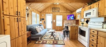 EF Foxtail Cabin * Wifi & Satellite Access, Bbq Grill, Sleeps 4, Fire Pit, 32 Miles to Yellowstone