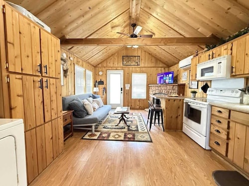 32 MI to Yellowstone | Mountain Views | Foxtail Cabin
