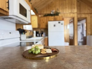 Kylskåp, mikrovågsugn, ugn och spishäll