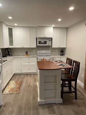 Kjøleskap, mikrobølgeovn, ovn og kokeplater