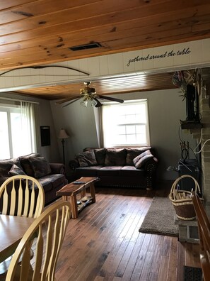 Téléviseur connecté, foyer, lecteur de DVD, livres