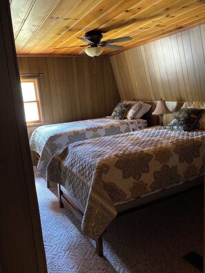 3 habitaciones, tabla de planchar con plancha y ropa de cama