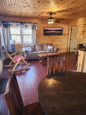 Smart TV, fireplace - Cozy Cabin off the Arkansas River w/ Hot Tub! (Scranton)
