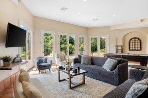 Smart TV, tenis de mesa y oficina 