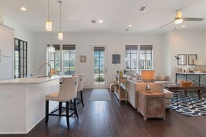 تلفزيون ذكي، مشغل دي في دي، كرة قدم الطاولة، كُتُب