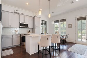 ثلاجة، ميكروويف، فرن، موقد طهي مسطح