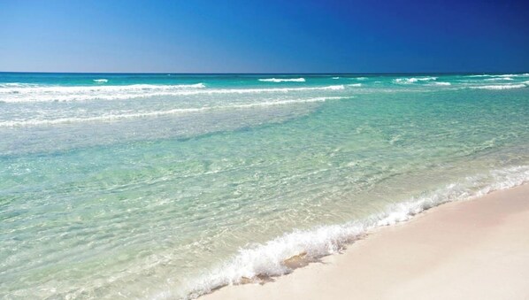 A beach with clear turquoise water and a sandy shore. - Spacious, golf cart included-pet friendly, short stroll to beach (Santa Rosa Beach)