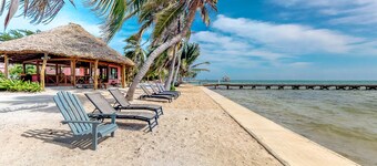 Vakker leilighet med felles basseng og dock - stranden er bare noen skritt unna!