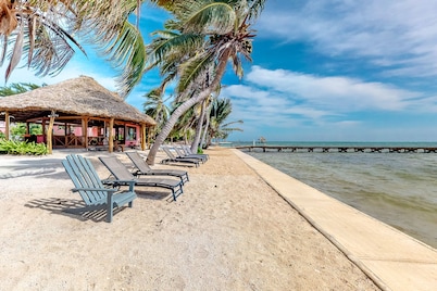 Garden-view condo steps to the beach with pool, dock & AC  - snowbird-friendly