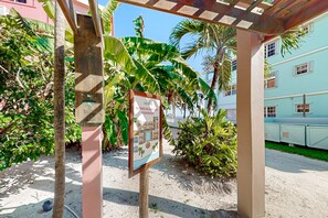 Property grounds - Garden-view condo steps to the beach with pool, dock & AC  - snowbird-friendly (San Pedro)