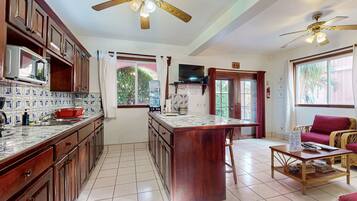 Refrigerador, microondas, parrilla de estufa y cafetera y tetera