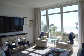 Smart TV, fireplace, DVD player, stereo