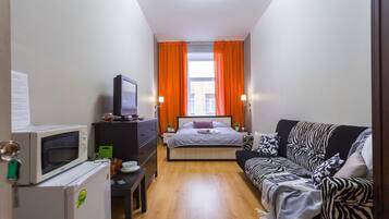 Standaard driepersoonskamer, 1 queensize bed met slaapbank | Een strijkplank/strijkijzer, gratis wifi, beddengoed