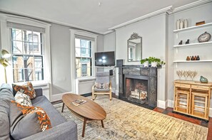 تلفزيون بشاشة مسطحة