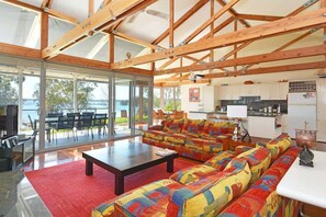 TV, fireplace - Edgewater Lakehouse at Morisset Memories (Morisset Park)