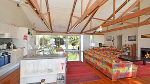 Fridge, microwave, oven, dishwasher - Lake Macquaries' Edgewater Lakehouse at Morisset Memories  (Morisset Park)