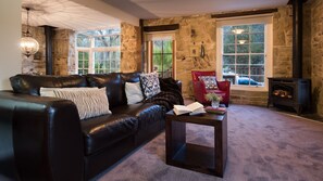 Smart TV, fireplace, DVD player, table football - Bluegums Retreat - (a haven for families and groups of friends) (Hepburn Springs)