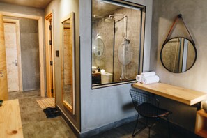 Deluxe Double Room | Bathroom | Shower, free toiletries, towels - The Dalat Shelter (Da Lat)