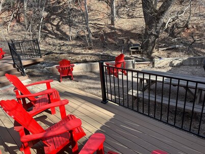 2024 Remodeled Creekside Cabin Steps to Downtown Manitou Springs Lic#9244






