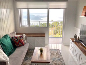 Smart TV, Netflix, books, streaming services - Modern Country Family Suite w/ Stunning Taal View (Tagaytay)