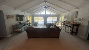 Smart-TV, DVD-Player, Tischfußball, Bücher