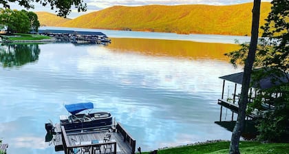 Bord de lac avec une vue imprenable sur la montagne et le lac, les quais, le foyer, les kayaks et plus encore
