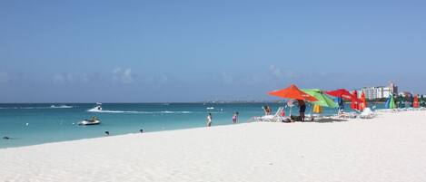 Tæt på stranden, liggestole, badehåndklæder