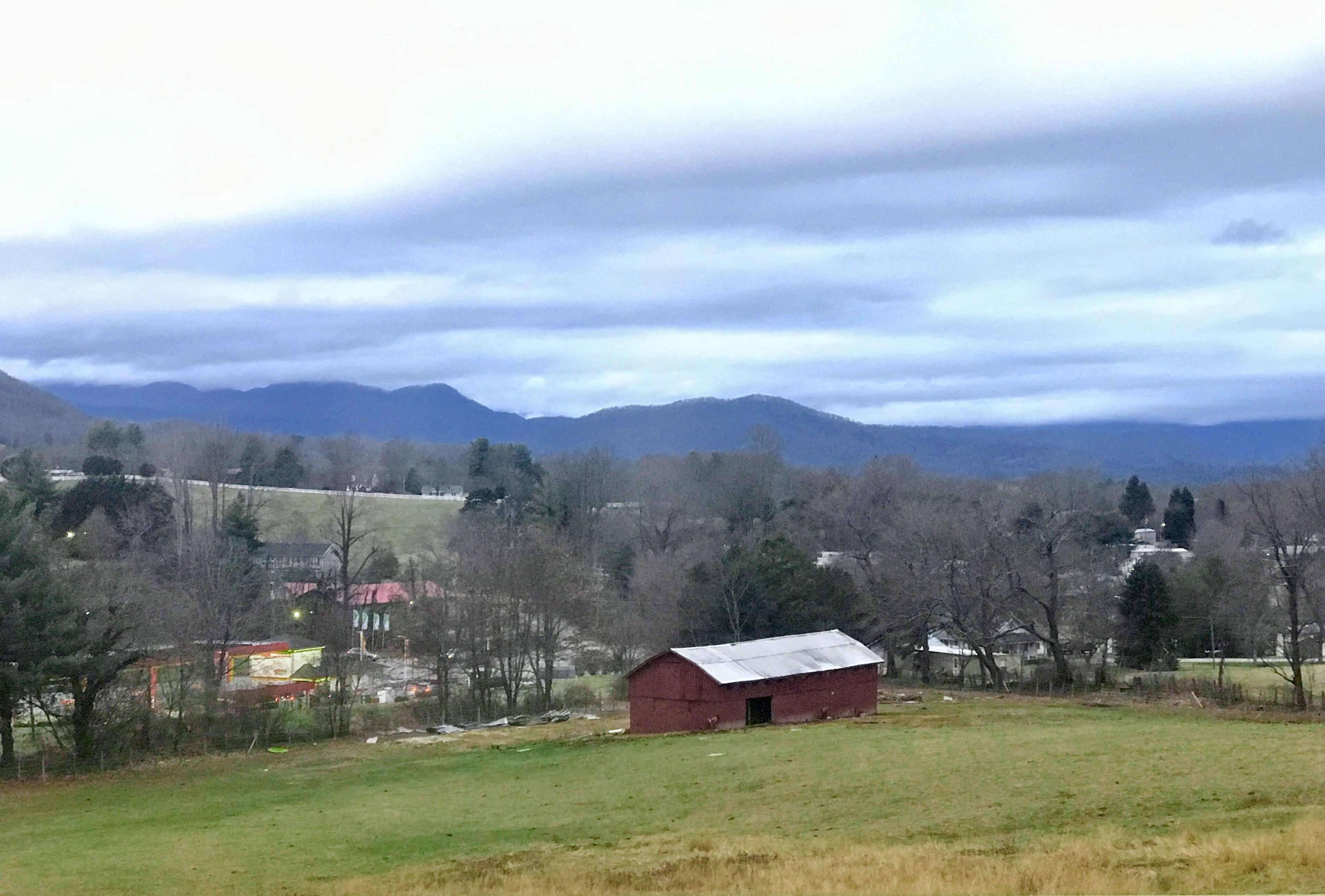 Brand New Log Cabin, Long-Range Mountain Views, Hot Tub, Fire Pit