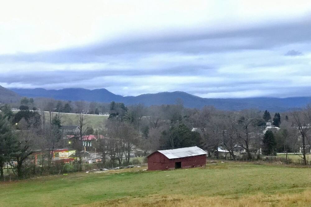 Brand New Log Cabin, Long-Range Mountain Views, Hot Tub, Fire Pit