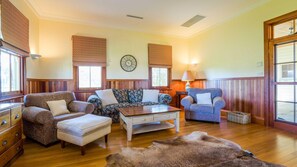 TV, fireplace, DVD player, books - Roscrea Homestead - Premier Homestead Accommodation (Glen William)