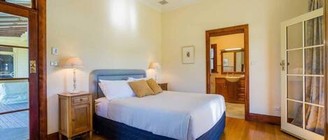 6 Schlafzimmer, Schreibtisch, Bügeleisen/Bügelbrett, WLAN