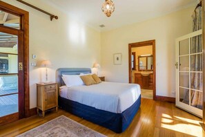 6 bedrooms, desk, iron/ironing board, WiFi