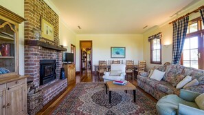 TV, fireplace, DVD player, books - Roscrea Homestead - Premier Homestead Accommodation (Glen William)