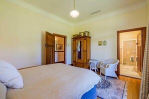 6 Schlafzimmer, Schreibtisch, Bügeleisen/Bügelbrett, WLAN